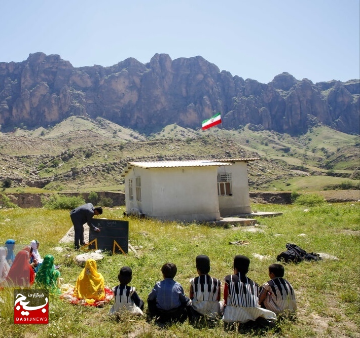 معلم عشایری که برای دانش آموزانش از آب هم می گذرد+فیلم معلم عشایری که برای دانش آموزانش از آب هم می گذرد+فیلم