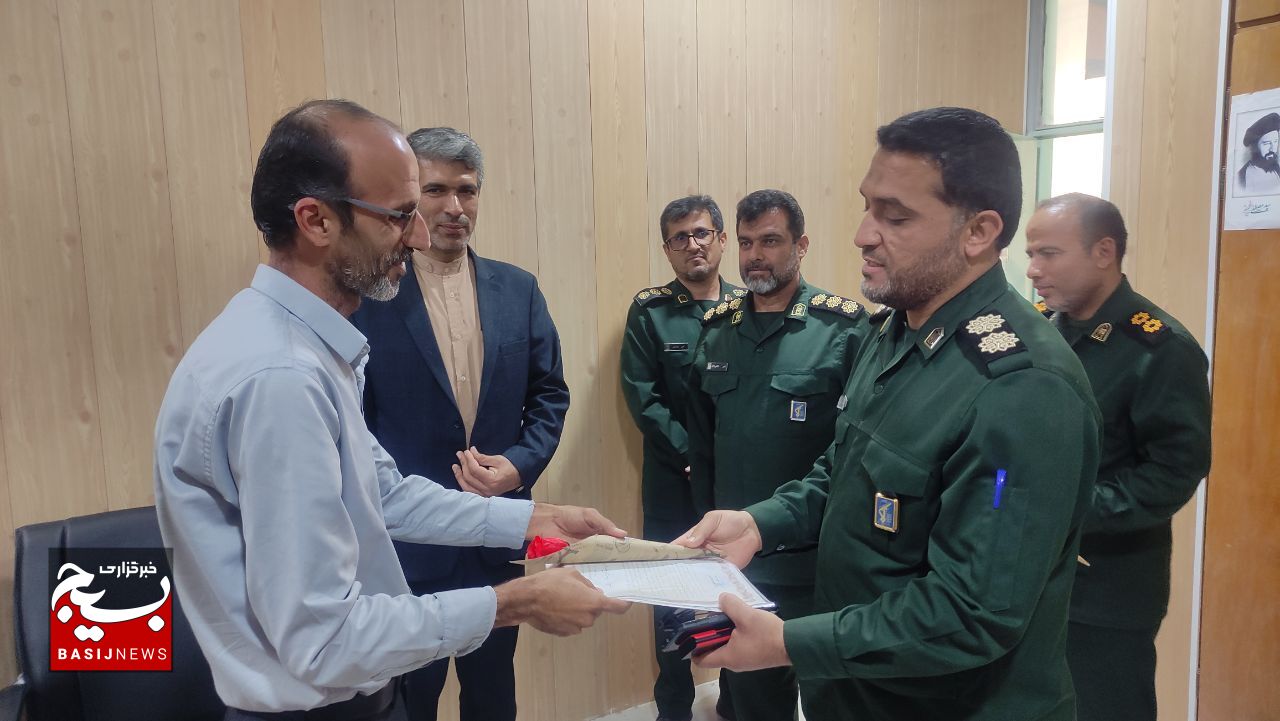 تجلیل فرمانده سپاه سیدالشهدا از مدیر آموزش و پرورش شهرستان دیر