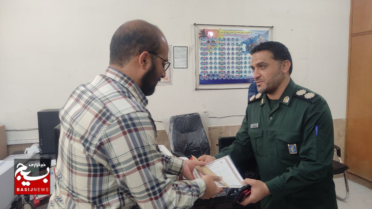 تجلیل فرمانده سپاه سیدالشهدا از مدیر آموزش و پرورش شهرستان دیر
