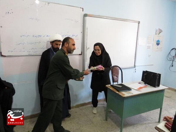 حضور مسئول نمایندگی ولی فقیه سپاه دلوار در کلاس درس و تبریک روز معلم