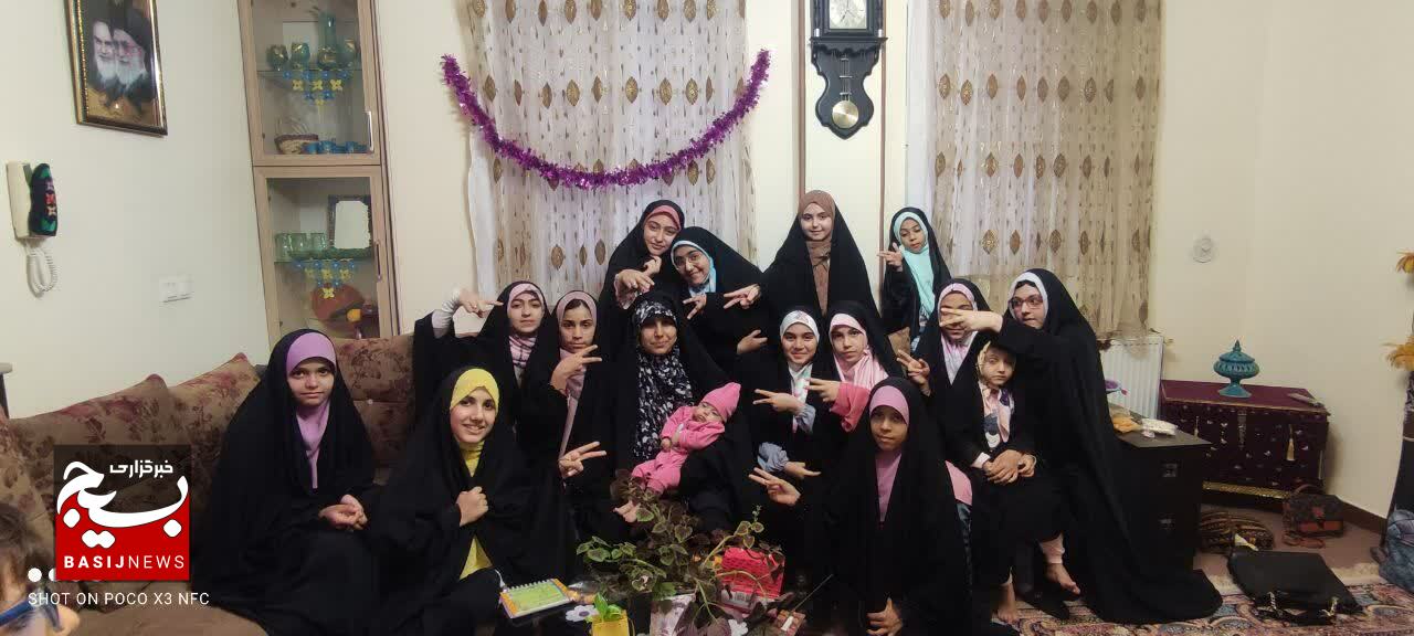 دیدار صمیمی دختران دهه نودی با فرمانده پایگاه بسیج حضرت زینب(س) قم