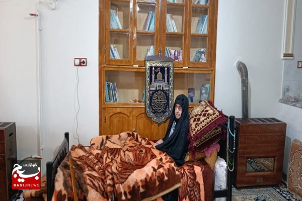 دیدار مسئولین شهرستان نهاوند با خانواده شهید «حاج حسین کیانی»+تصاویر