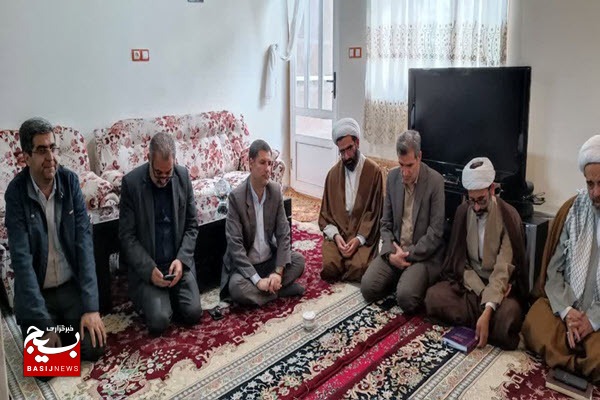 دیدار مسئولین شهرستان نهاوند با خانواده شهید «حاج حسین کیانی»+تصاویر