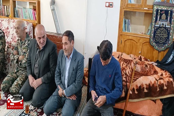 دیدار مسئولین شهرستان نهاوند با خانواده شهید «حاج حسین کیانی»+تصاویر