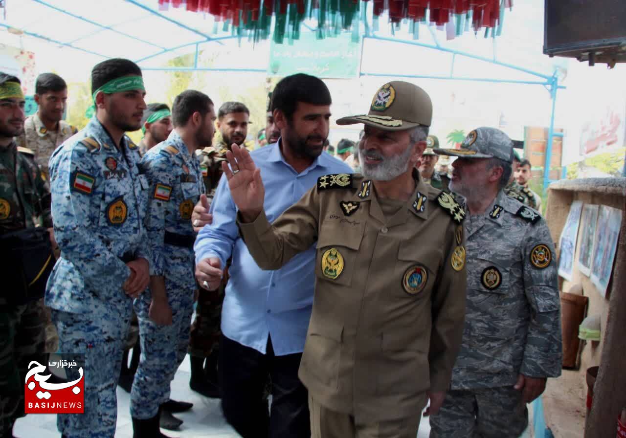 ادای احترام و تجدید پیمان  فرمانده کل ارتش جمهوری اسلامی ایران با شهدای هویزه