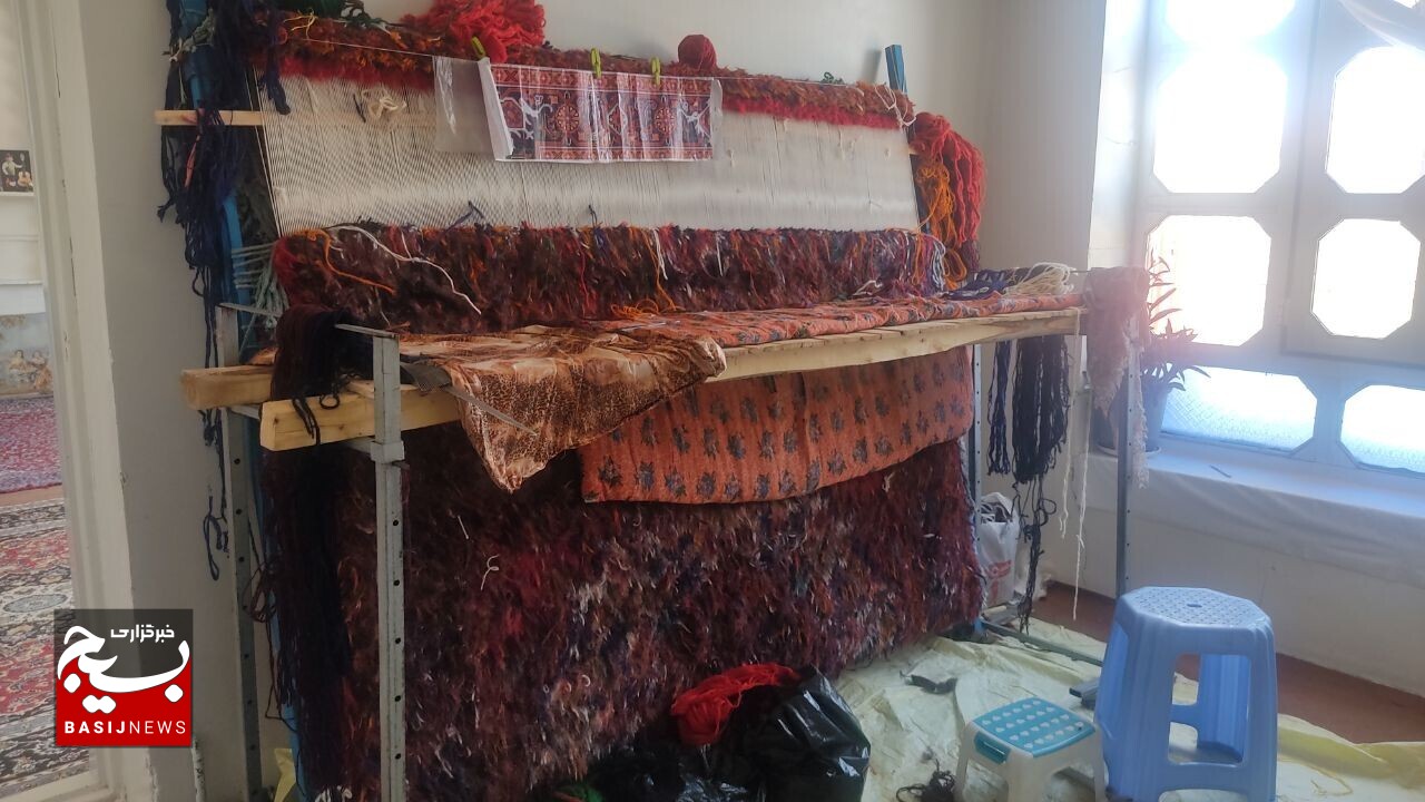 روایت اقتصاد مقاومتی از زنبورداری یک بانوی جهادگر بسیجی تا اشتغال‌زایی در بافندگی و شمع سازی