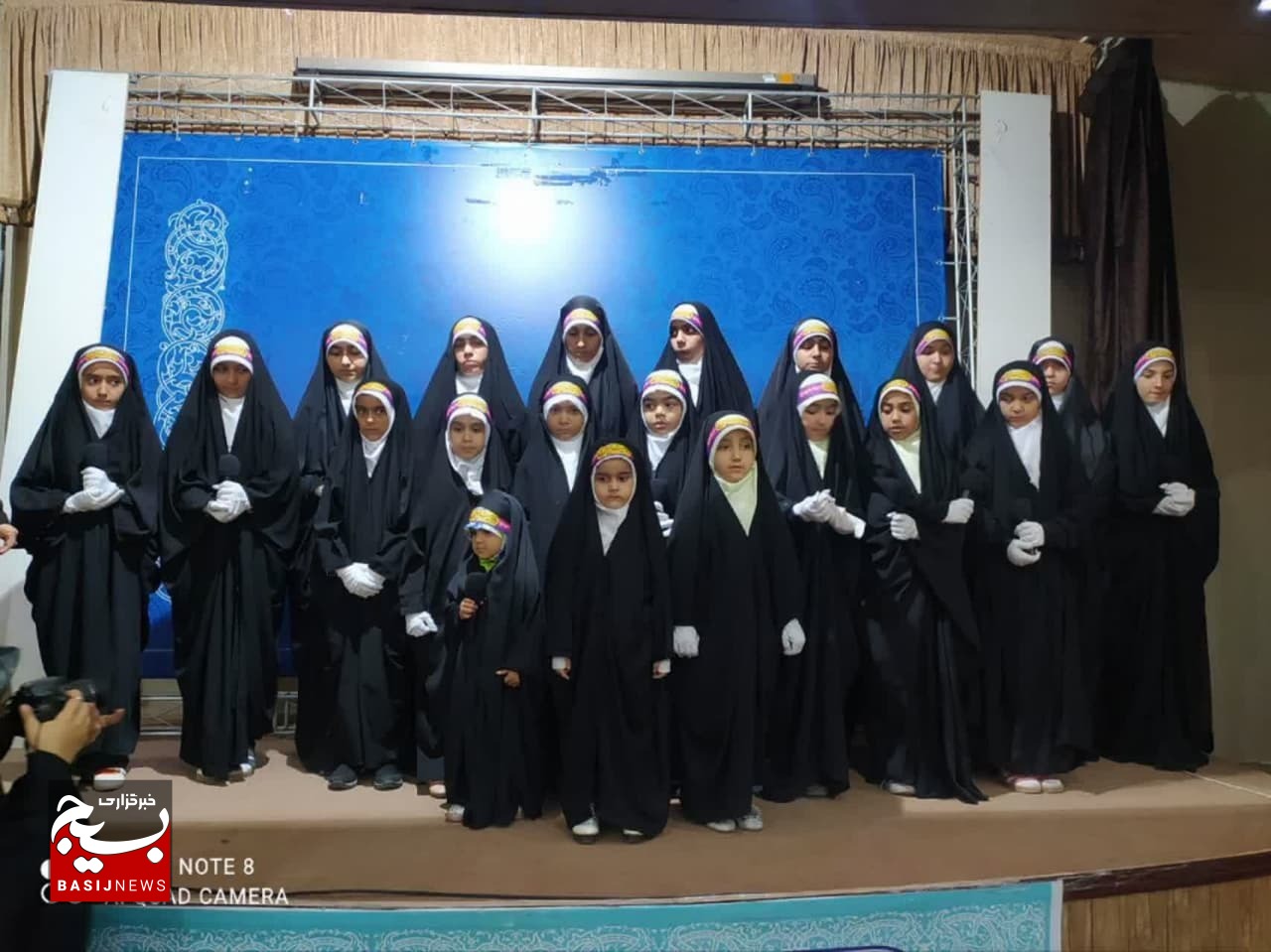 اجرای زنده گروه سرود دختران دهه نودی قم در مناسبت‌های ملی و مذهبی