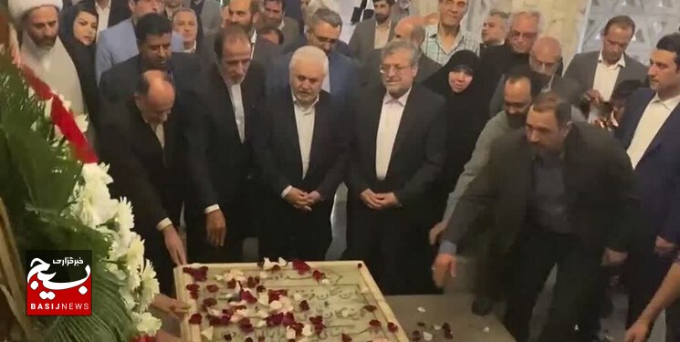 گلباران آرامگاه حکیم ابوالقاسم فردوسی/اعطای نشان عالی فردوسی در حماسه سازی به خانواده شهید الداغی