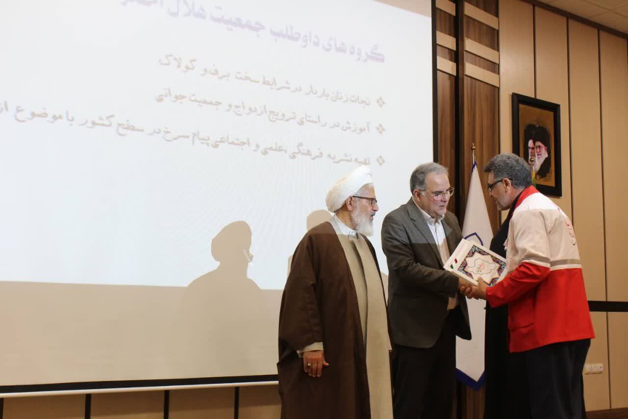 هلال احمر زنجان رتبه برتر رویداد جایزه جوانی جمعیت را از آن خود کرد