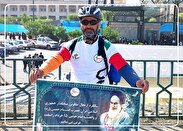 دوچرخه سوار بسیجی نیروگاه شهید مفتح مسیر همدان تا مرقد امام خمینی(ره) را رکاب زد
