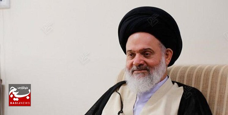 آیت‌الله حسینی بوشهری: دشمن به دنبال از بین بردن پیوند میان مردم و انقلاب است