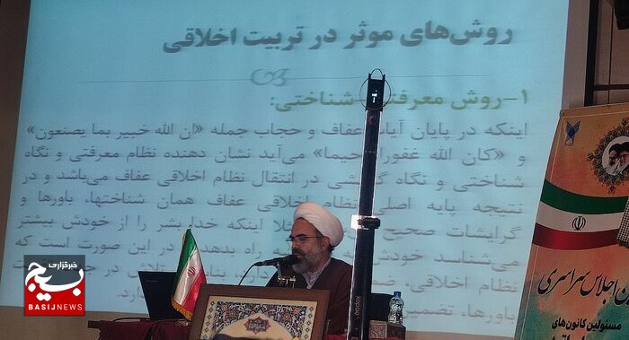 منشأ مدگرایی در جامعه خودنمایی، تنوع طلبی و رقابت با دیگران است منشأ مدگرایی در جامعه خودنمایی، تنوع طلبی و رقابت با دیگران است