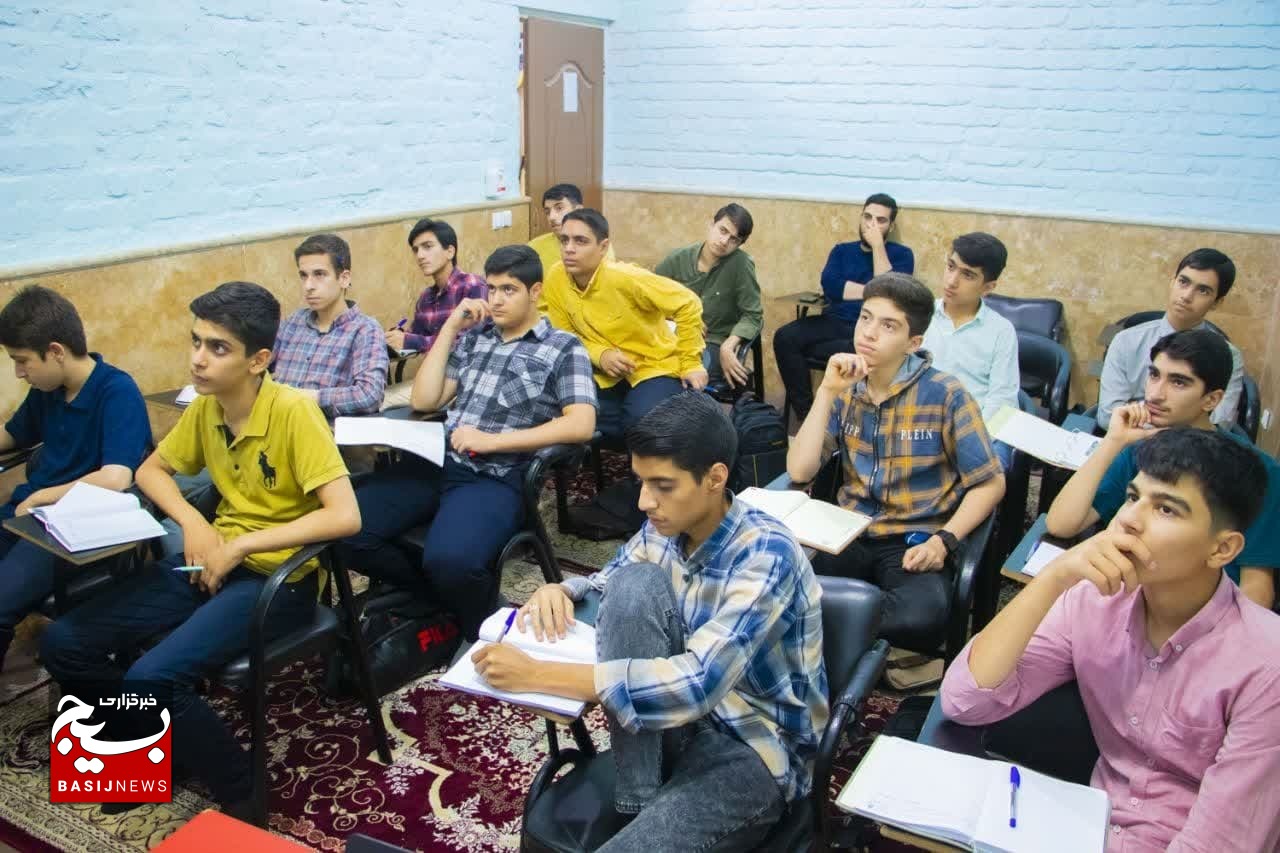 دوره آموزشی کمک‌های اولیه هلال احمر در پایگاه شهید احمدی روشن قم