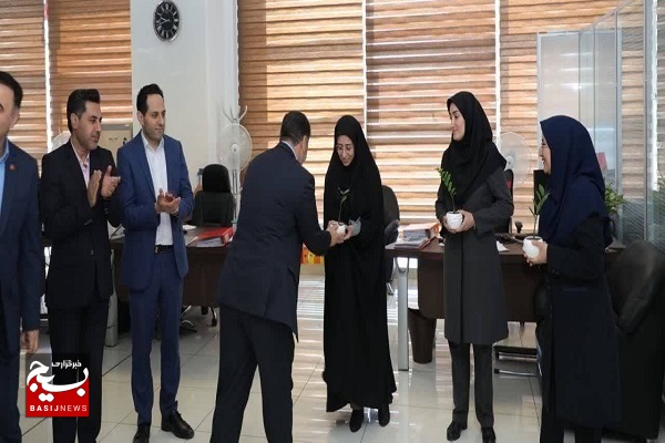 تقدیر از بانوان همکار در مدیریت وشعبه مرکزی بانک ملت با پوشش حجاب برتر با اهدا چادر