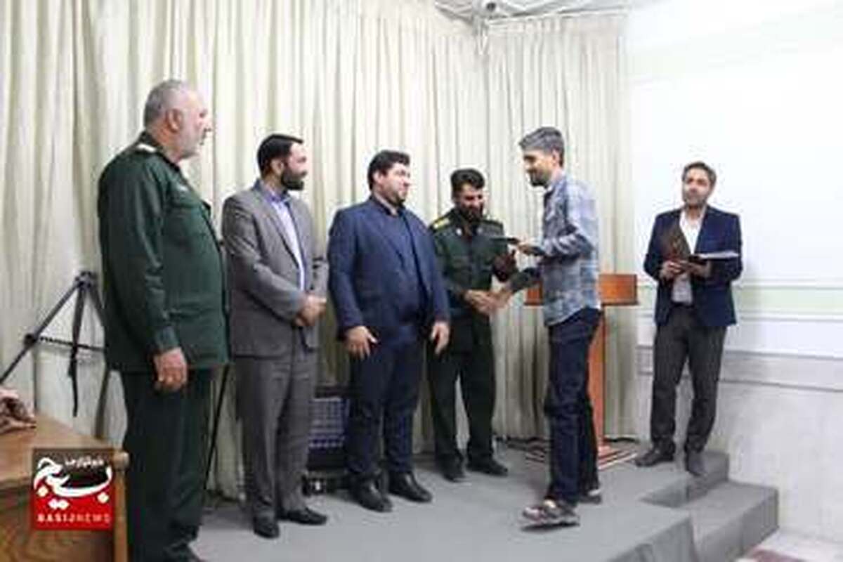 گزارش تصویری؛
رونمایی از رویدادهای هنری و تجلیل از فعالان عفاف و حجاب پوستر تئاتر خیابانی با عنوان "گذر هنر" درشهرکرد