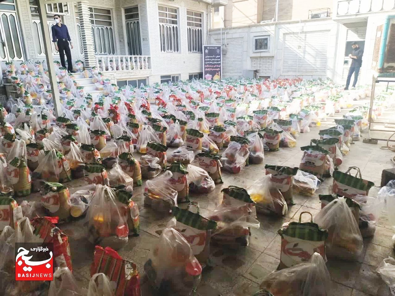 نیکوکار دزفولی ۴۰۰ بسته معیشتی به نیازمندان اهدا کرد