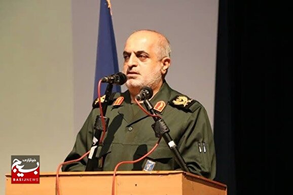 دشمن در پی جدایی نسل جوان از راه شهدا است