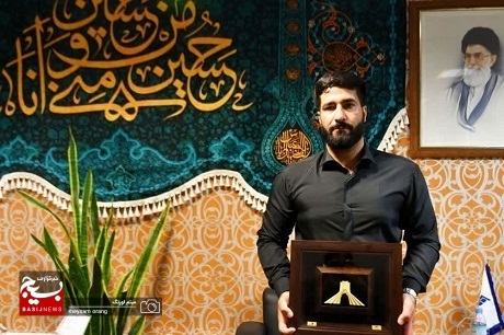 اعطای نشان آزادی ملت ایران به قهرمان شاهچراغ