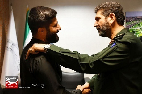 اعطای نشان آزادی ملت ایران به قهرمان شاهچراغ