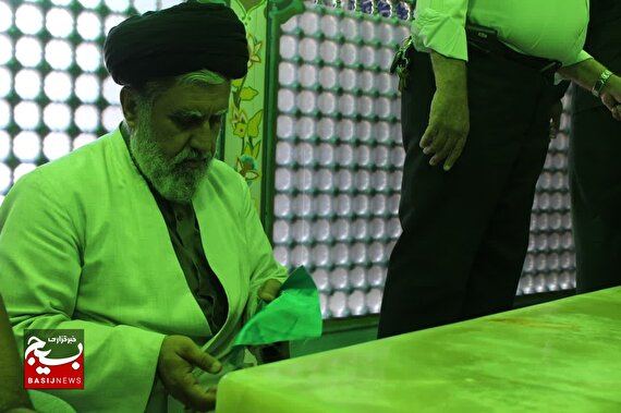 غبارروبی ضریح مطهر امامزاده یحیی(ع) سمنان+ عکس