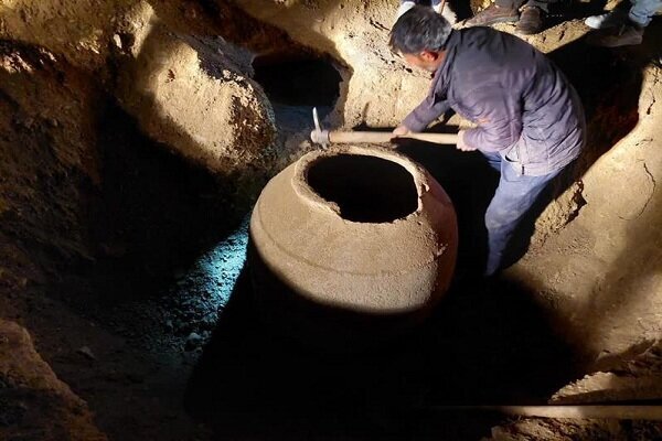 یک خمره تاریخی در زنجان حین حفاری اداره آب کشف شد