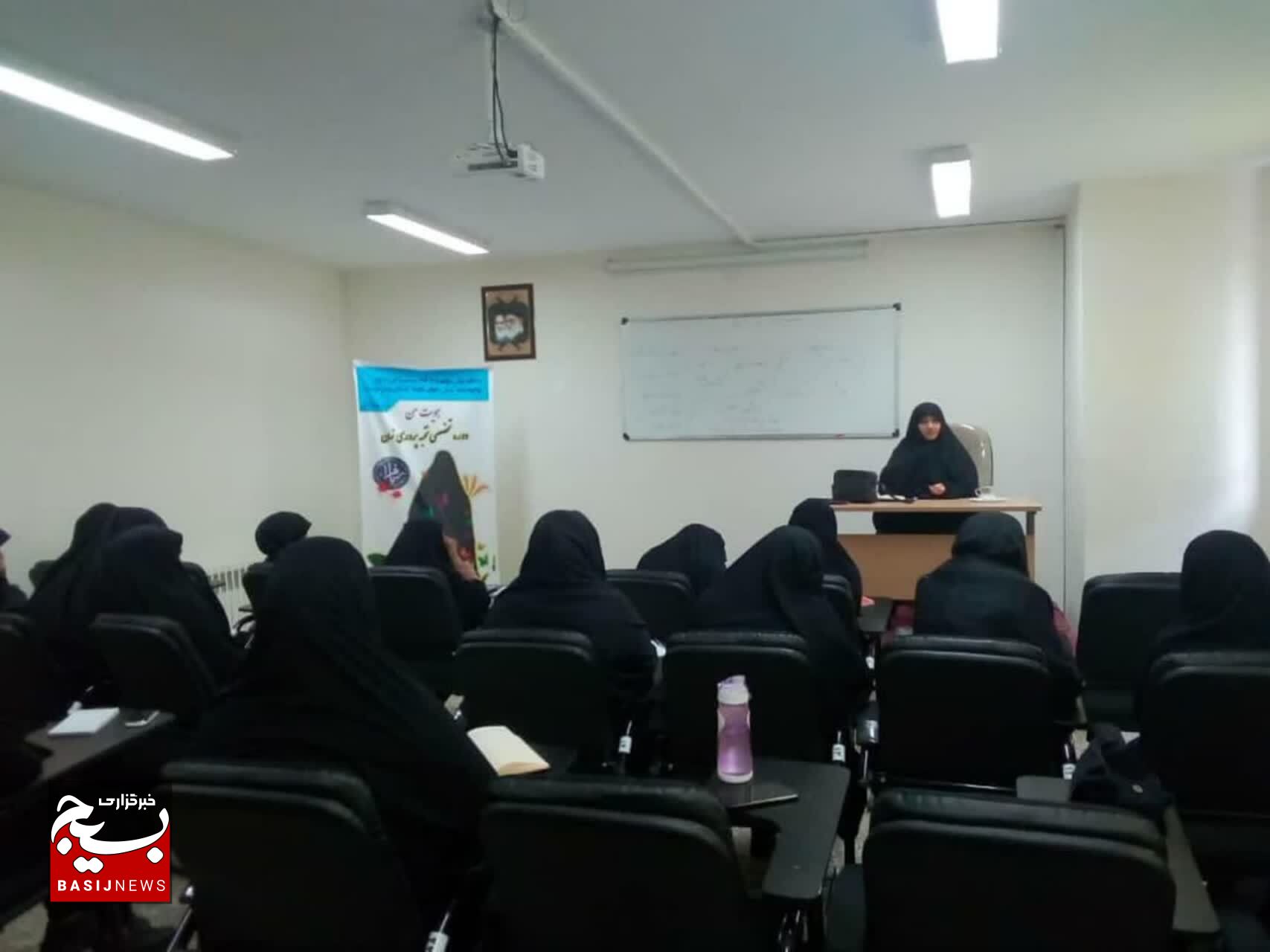 با زبان روز با دانشجوهایم صحبت می‌کنم/ بیشتر دانشجویان از صحبت‌هایم قانع می‌شوند