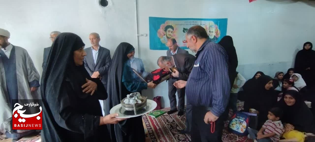 بانوان حرم ساز شهرستان فارسان ۱۲تخته فرش به ستادعتبات تحویل دادند