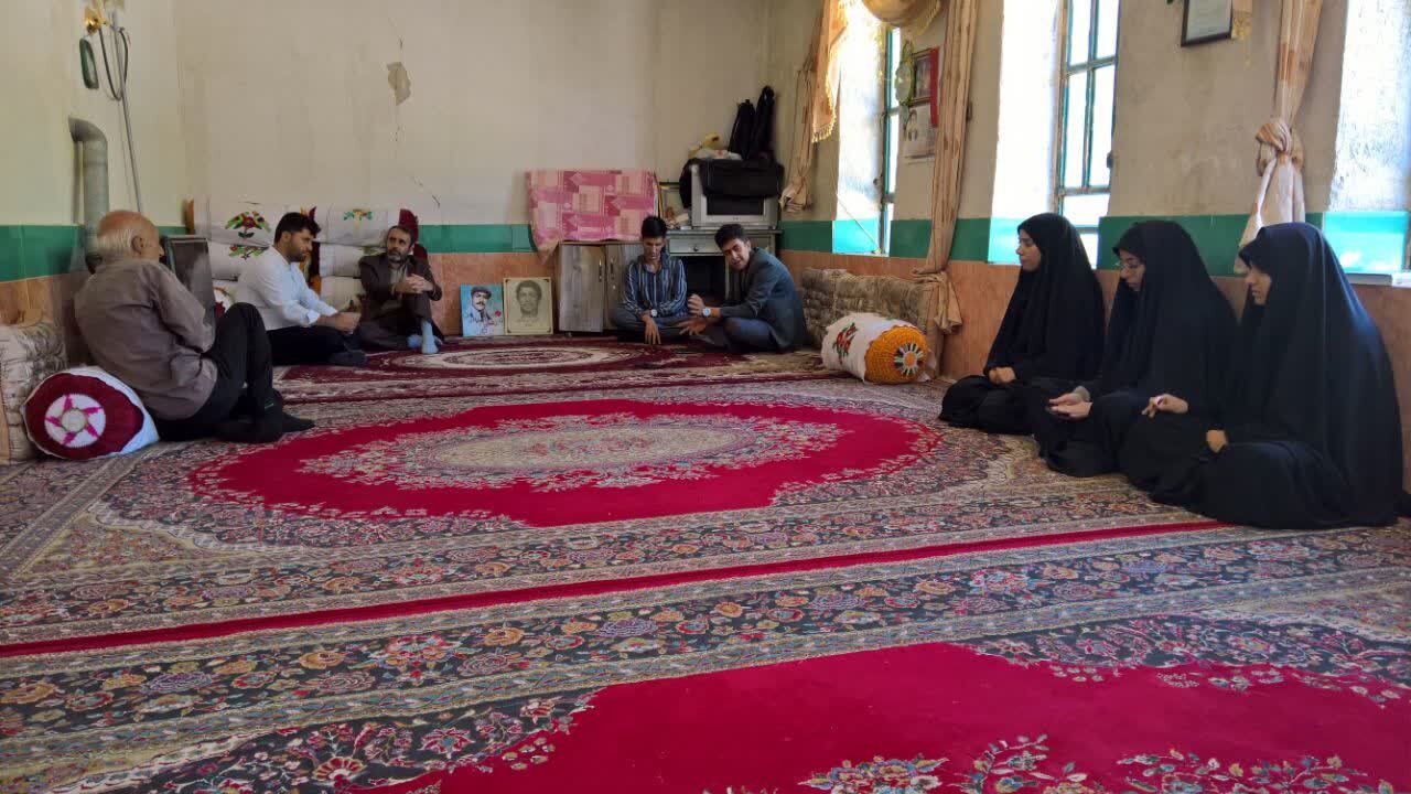 دیدار اعضای بسیج دانشجویی حوزه شهید جلیل دانشگاه پیام نور یاسوج از سه خانواده شهید 