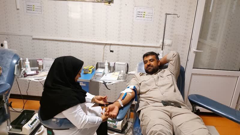 اهدای خون فرمانده و کارکنان تیپ 48 فتح به بیماران نیازمند + (تصاویر)