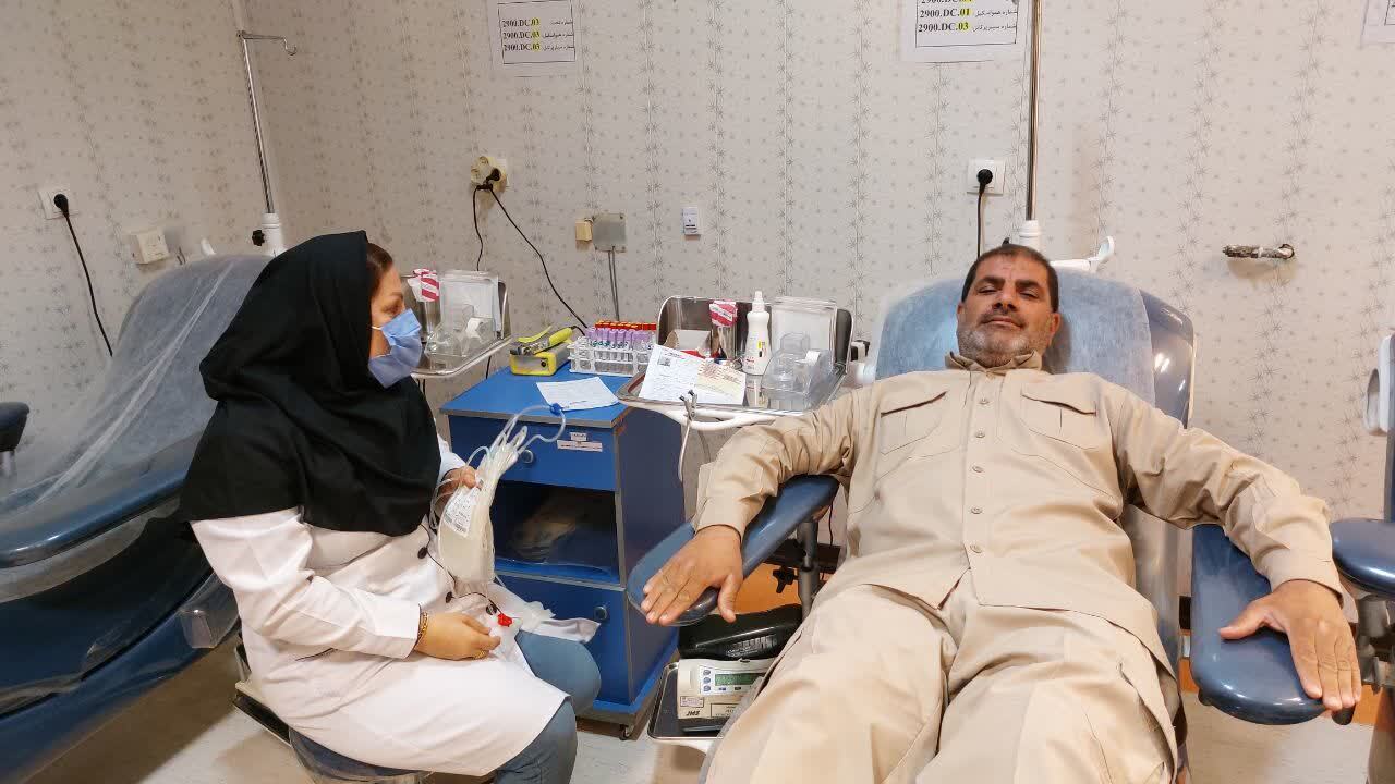 اهدای خون فرمانده و کارکنان تیپ 48 فتح به بیماران نیازمند + (تصاویر)