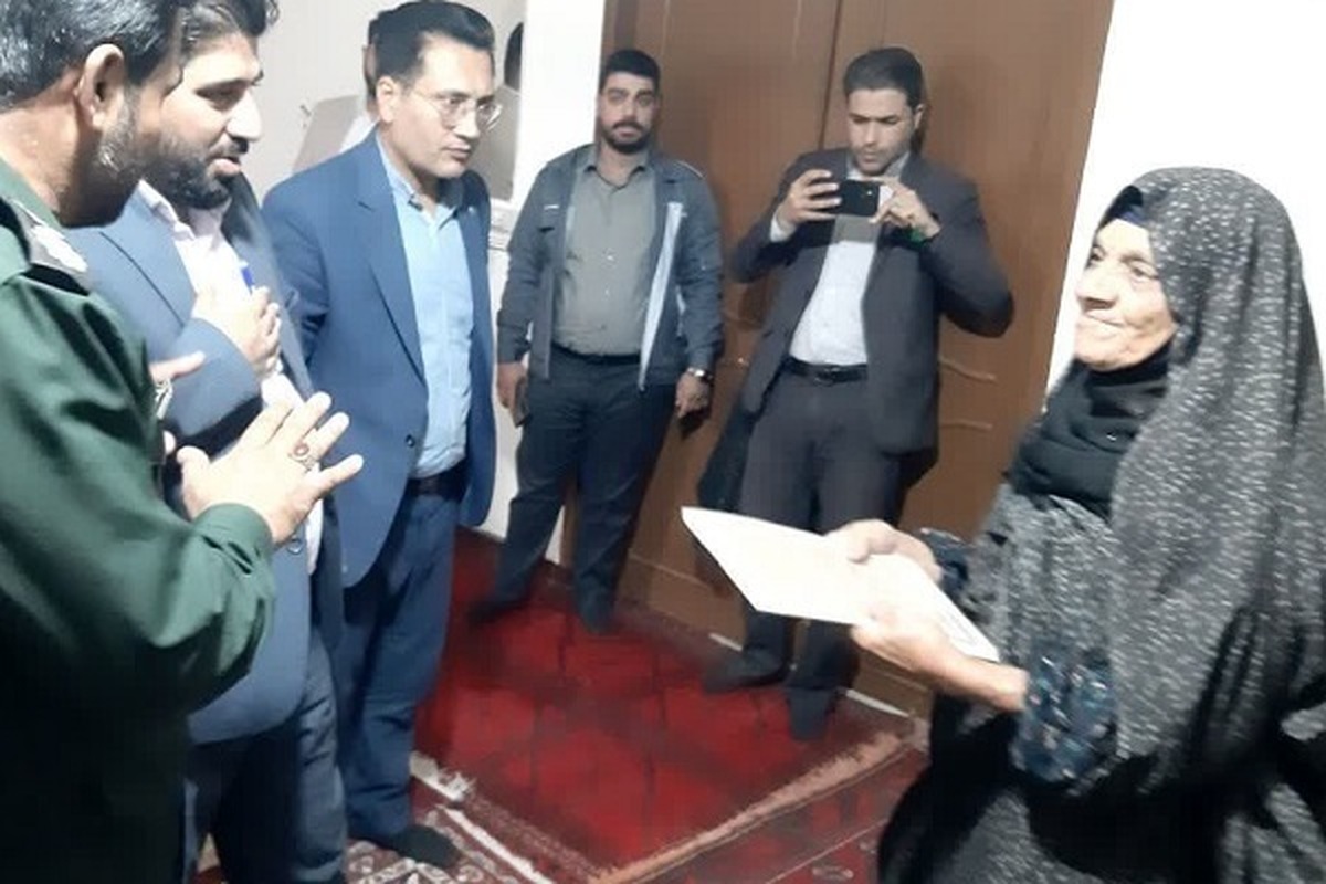 از خانواده شهیدان علیرضا و ابراهیم پتیره تقدیر و تجلیل شد