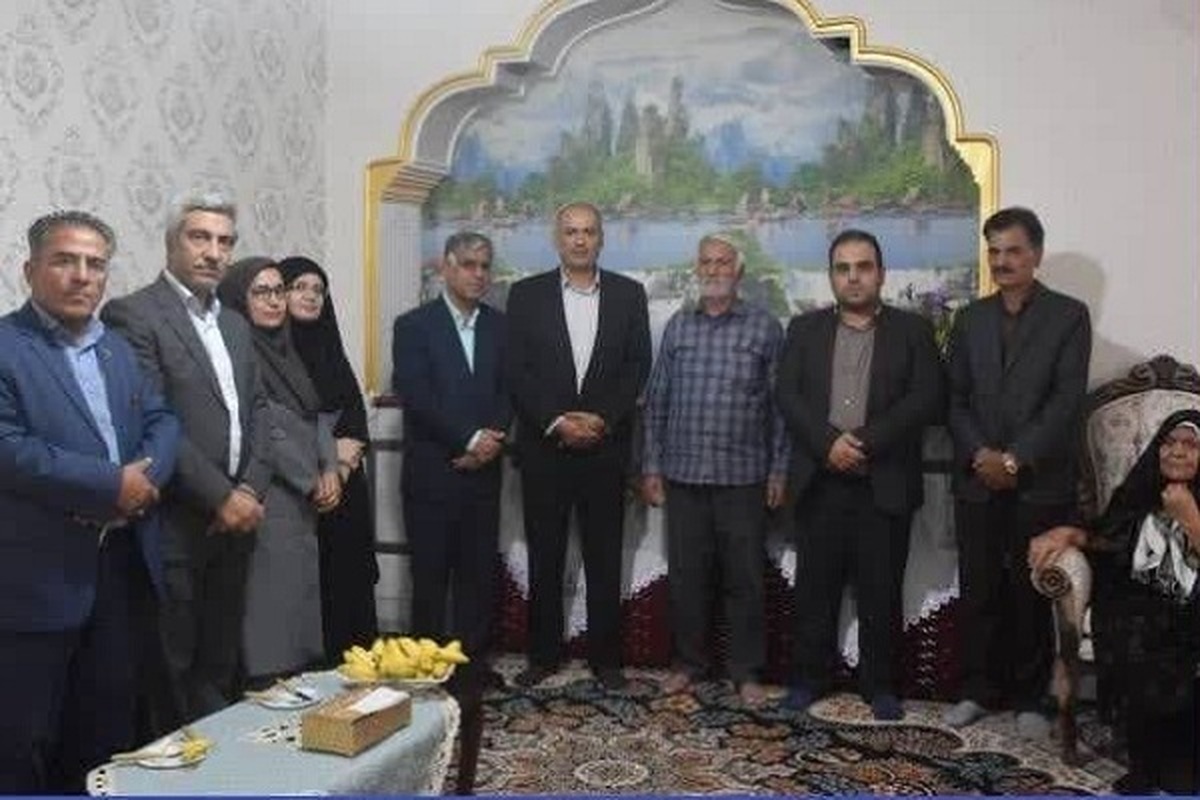 دیدار مدیر عامل شرکت برق منطقه‌ای سیستان و بلوچستان با خانواده شهدا