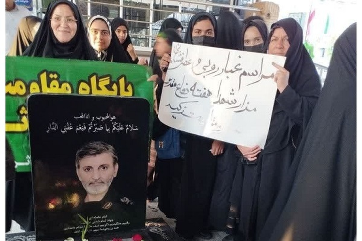 حضور خواهران بسیجی در مراسم غبارروبی مزار شهدای زاهدان
