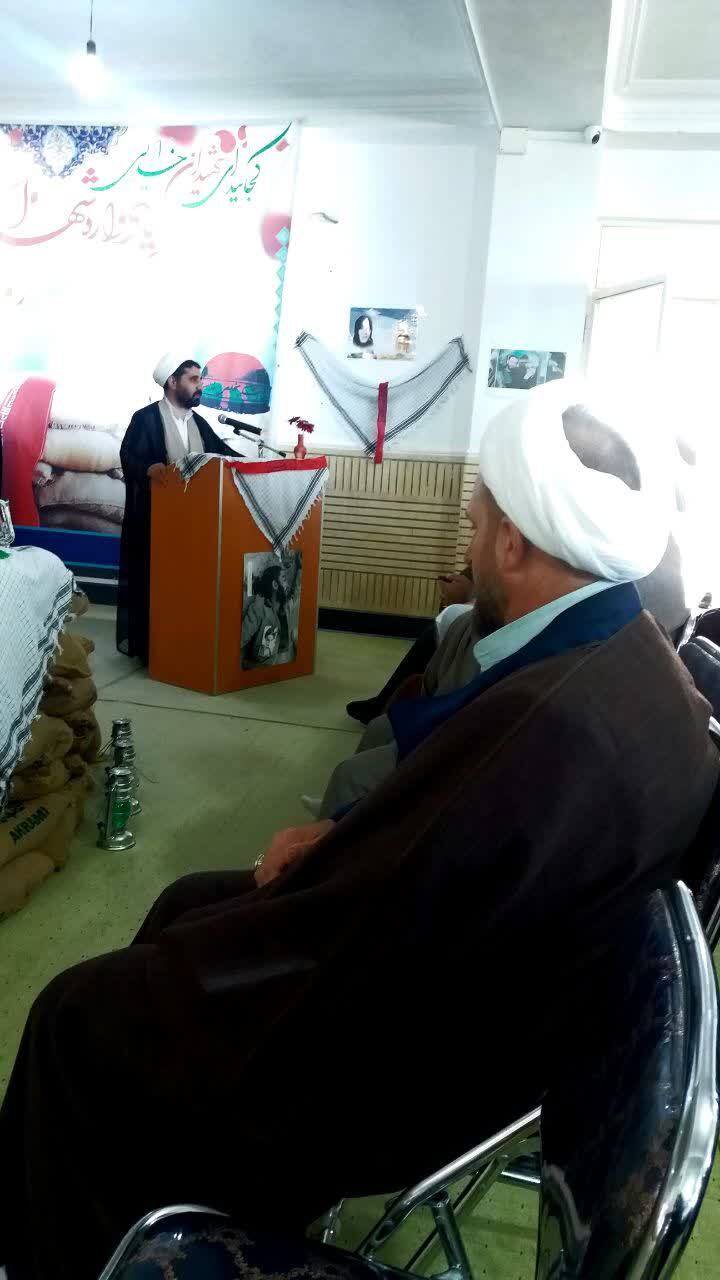 عزت و افتخار ایران اسلامی ثمره خون شهدا است عزت و افتخار ایران اسلامی ثمره خون شهدا است