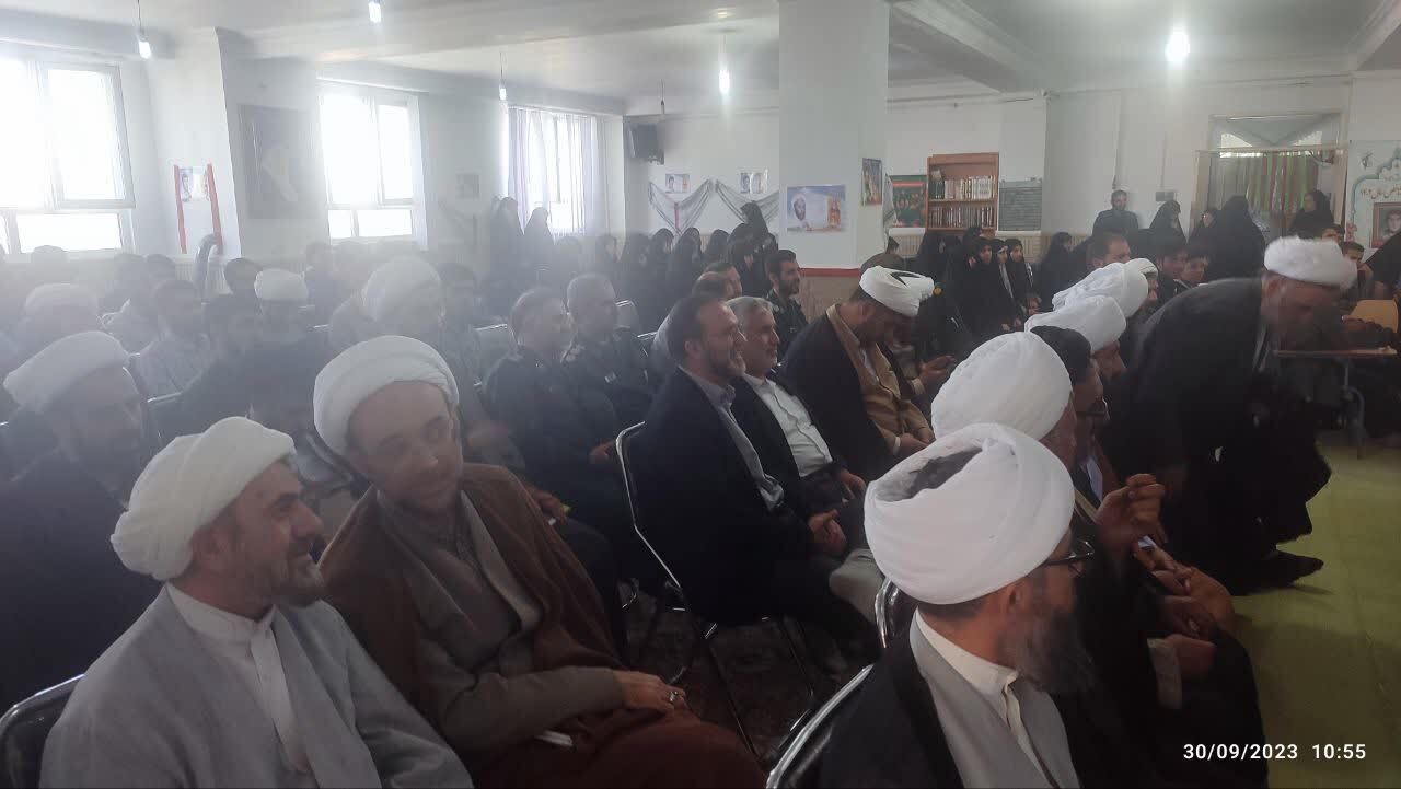 عزت و افتخار ایران اسلامی ثمره خون شهدا است عزت و افتخار ایران اسلامی ثمره خون شهدا است