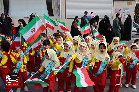 حضور پرشور دانش‌آموزان سمنانی در راهپیمایی ۱۳ آبان