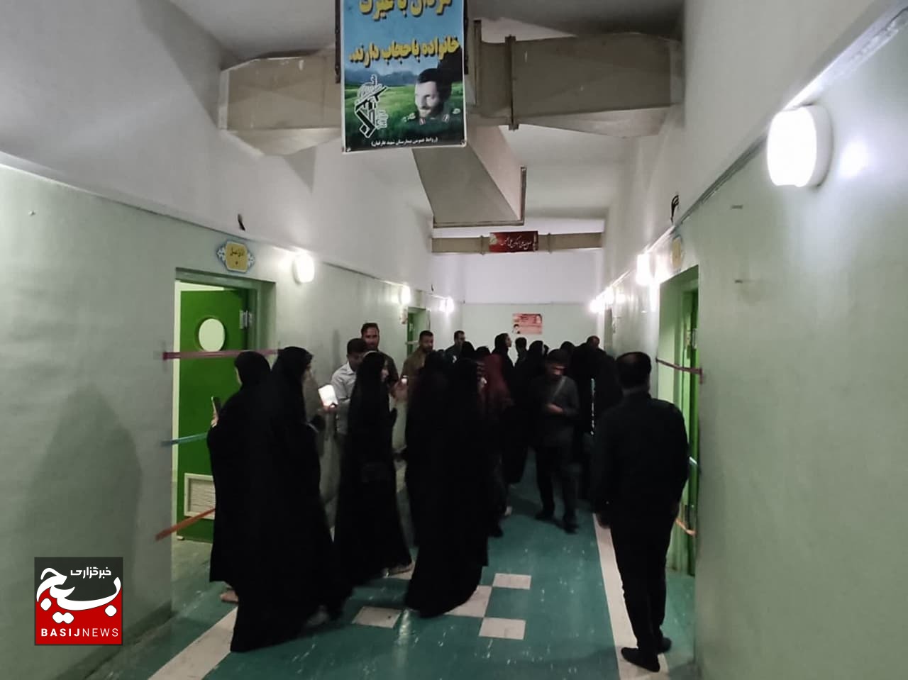 بازدید دانش آموزان دختر کنگان از بیمارستان صحرایی امام حسین(ع)اهواز