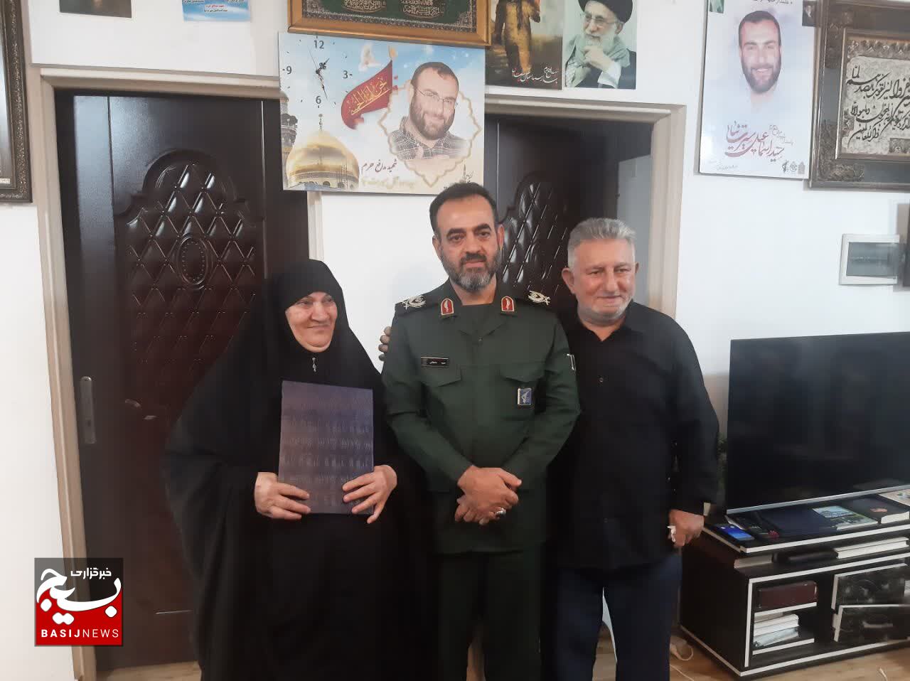 دیدار فرمانده سپاه قدس گیلان با خانواده علمدار جبهه فرهنگی گیلان؛ شهید سیرت نیا در رشت دیدار فرمانده سپاه قدس گیلان با خانواده علمدار جبهه فرهنگی گیلان؛ شهید سیرت نیا در رشت
