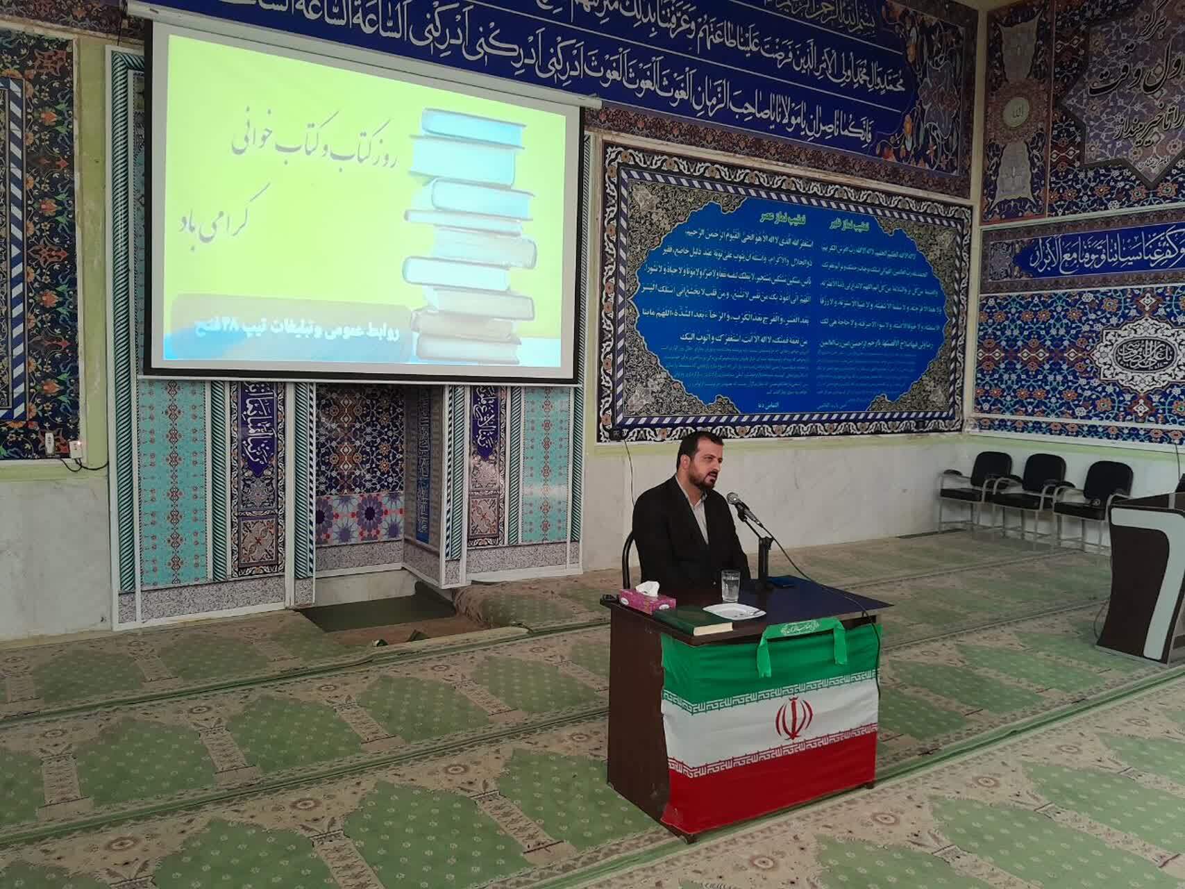 بازدید مدیرکل کتابخانه های عمومی استان از کتابخانه تیپ ۴۸ فتح