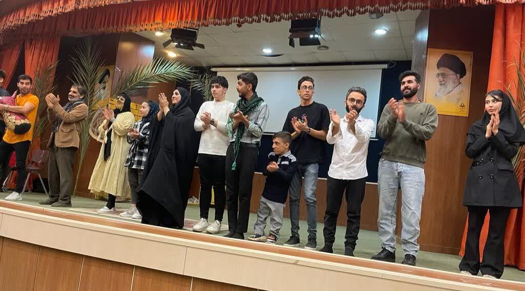 استقبال با شکوه دانشجویان دانشگاه یاسوج از تئاتر دفاع مقدس + (تصاویر)