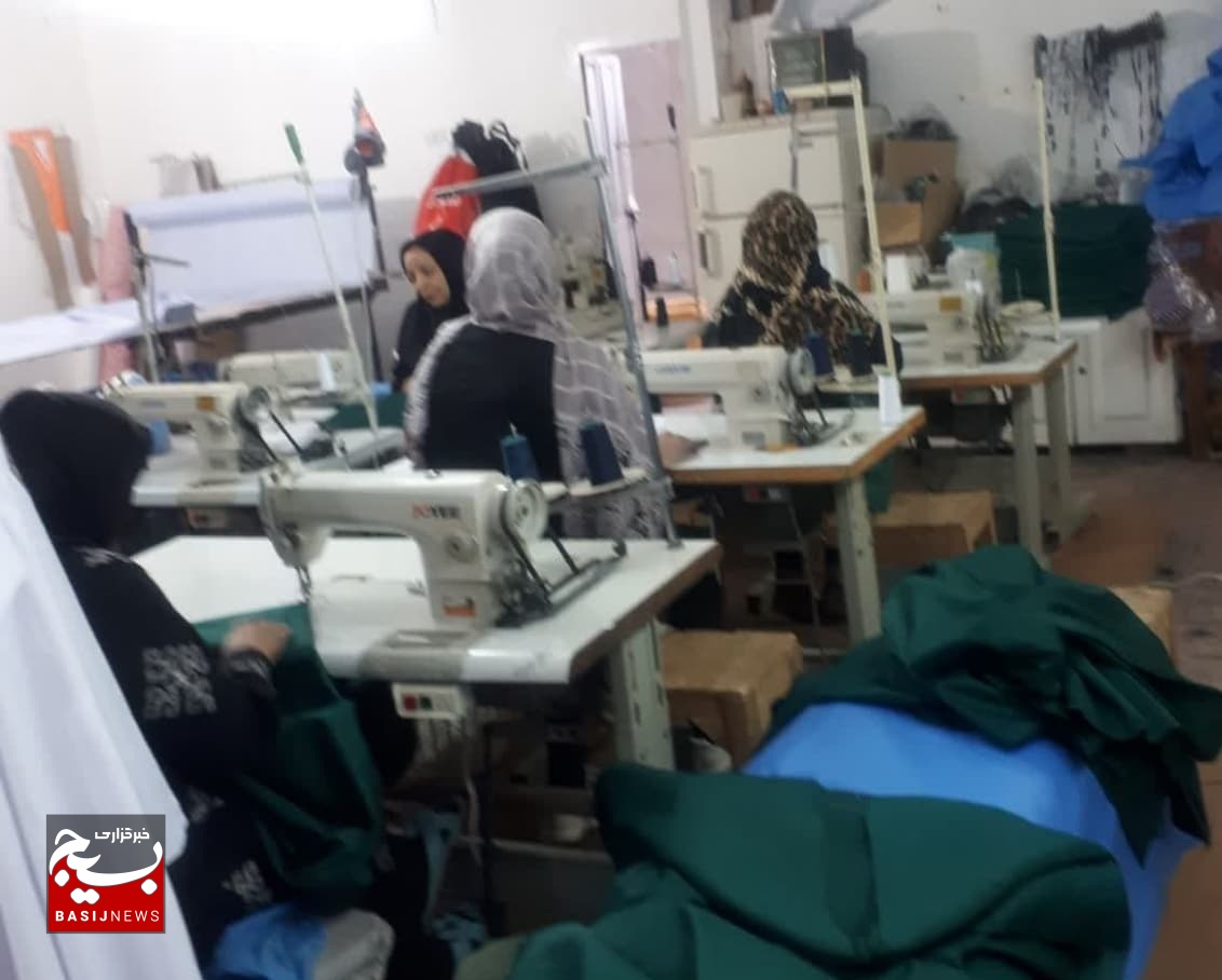 بانوی کارآفرین قمی امروز بیش از ۱۰۰۰ تا ۱۵۰۰ دست لباس تولید می کند