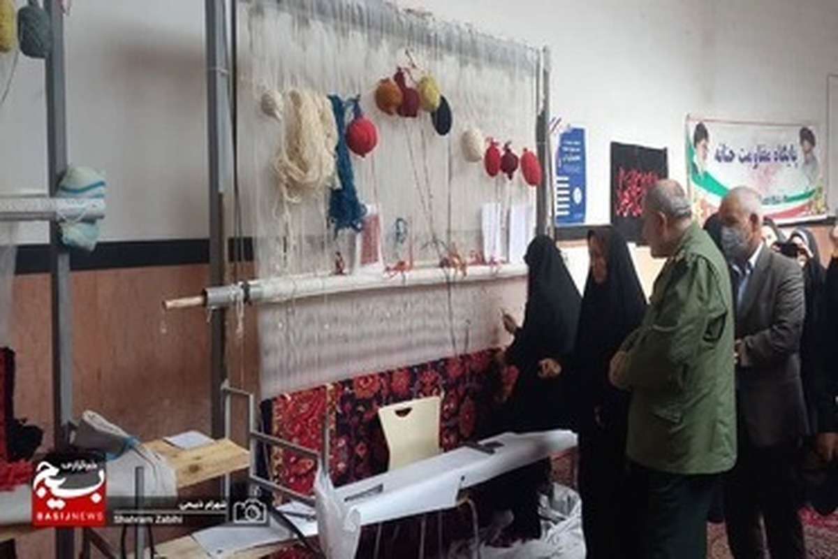گزارش تصویری؛
افتتاح کارگاه‌‌های خیاطی و قالیبافی در ملایر به مناسبت هفته بسیج