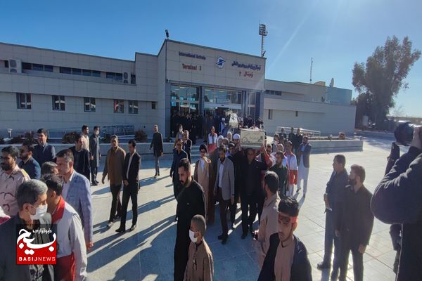 استقبال اقشار مختلف مردم و مسئولین از پیکر پاک شهدای گمنام در فرودگاه زاهدان