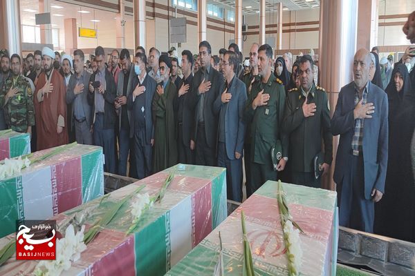 استقبال اقشار مختلف مردم و مسئولین از پیکر پاک شهدای گمنام در فرودگاه زاهدان
