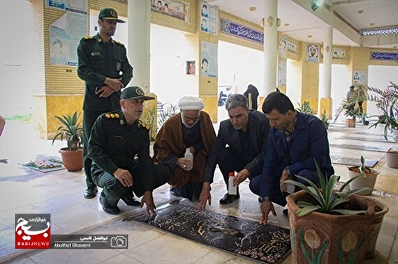 غبارروبی و عطرافشانی گلزار شهدای برازجان به مناسبت هفته بسیج