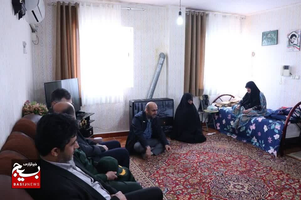 دیدار مسئول سازمان بسیج کارگران و کارخانجات کشور با خانواده شهید حسین فرزانه