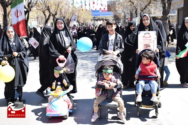 تجمع مادران همدانی همراه با کودکان کالسکه‌سوار در حمایت از کودکان مظلوم غزه