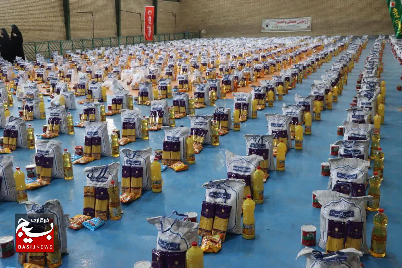 توزیع بیش از ده هزار بسته معیشتی و کمک مومنانه در مناطق محروم استان