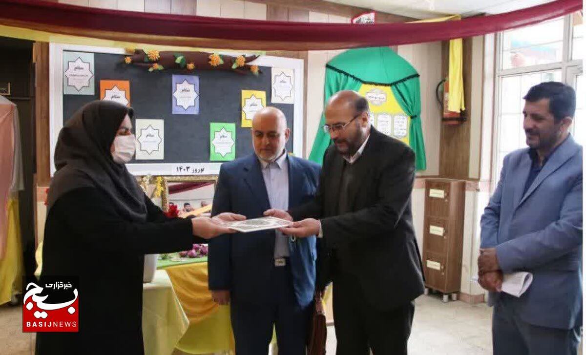 تجلیل از صداقت و امانتداری بانوی سرایدار دبیرستان شاهد بهشتیان