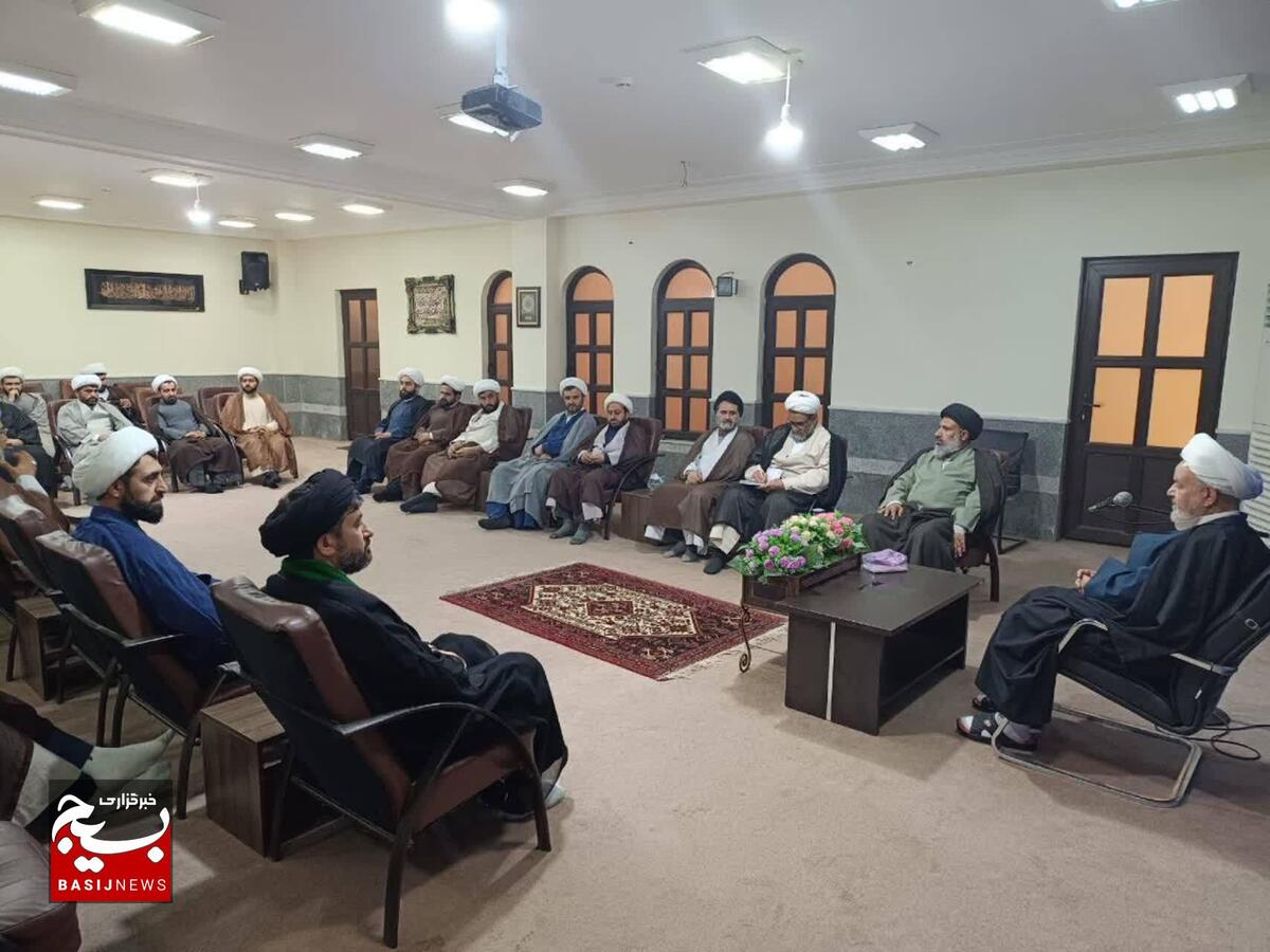 روحانیون در خط مقدم جهاد تبیین هستند